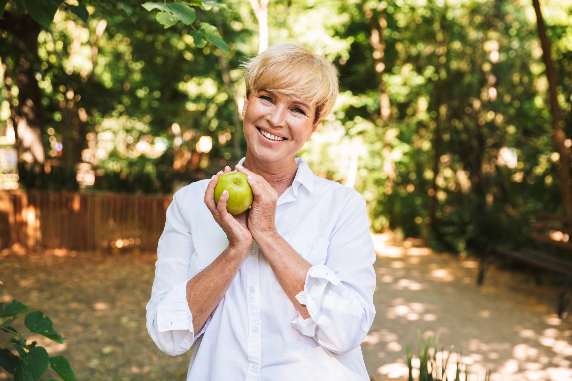 woman-holding-apple-outside